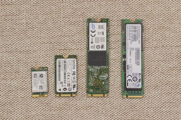 Quatro módulos reais de armazenamento lado a lado, incluindo SSDs M.2 SATA e PCIe NVMe em comprimentos diferentes